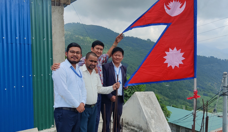 नयाँ राष्ट्रिय झन्डा फेरिदैँ हामी कर्मचारी परिवार